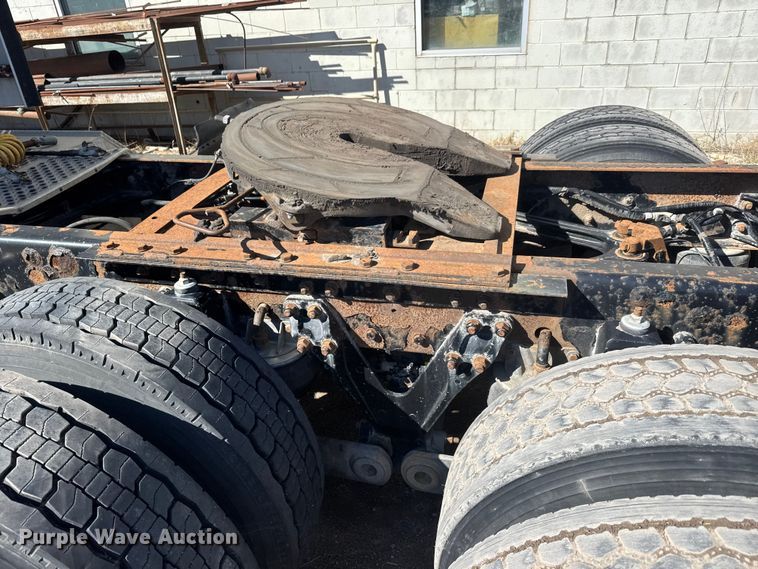 image for item ET1705 2002 Kenworth T800 semi truck