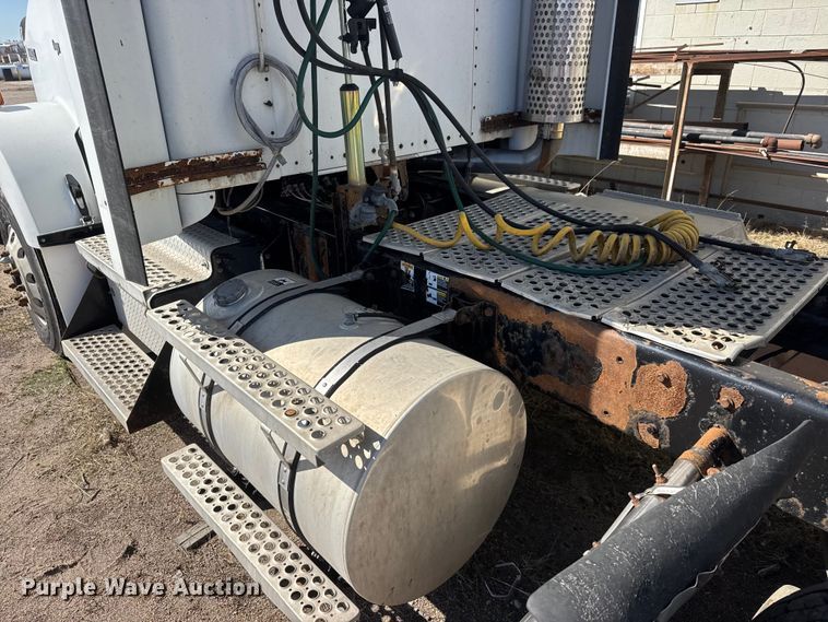 image for item ET1705 2002 Kenworth T800 semi truck