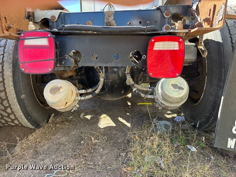 image for item ET1705 2002 Kenworth T800 semi truck