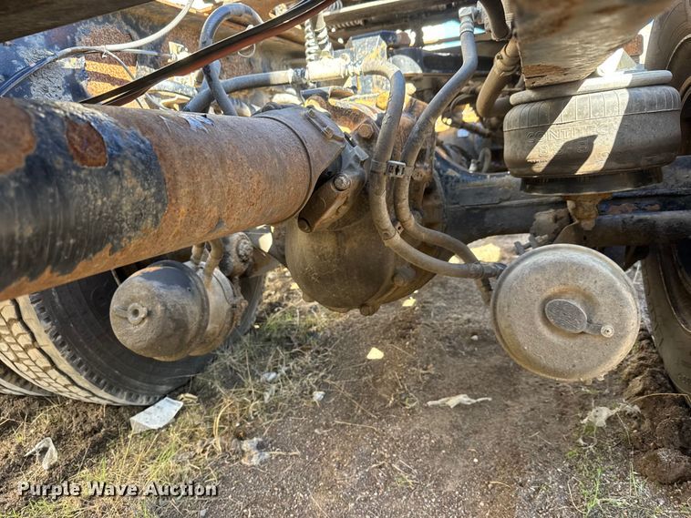 image for item ET1705 2002 Kenworth T800 semi truck