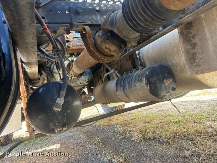 image for item ET1705 2002 Kenworth T800 semi truck