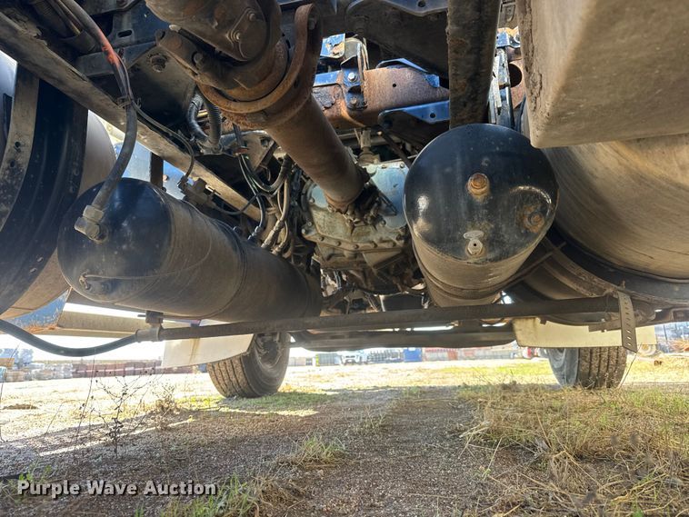 image for item ET1705 2002 Kenworth T800 semi truck