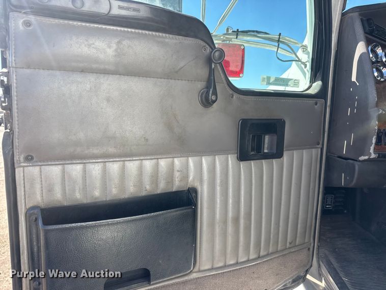 image for item ET1705 2002 Kenworth T800 semi truck