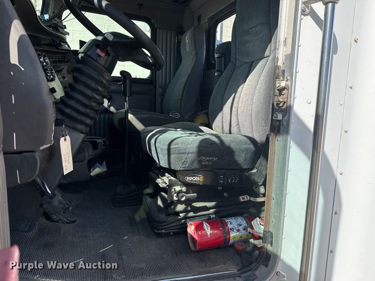 image for item ET1705 2002 Kenworth T800 semi truck