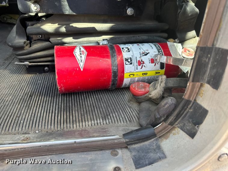 image for item ET1705 2002 Kenworth T800 semi truck