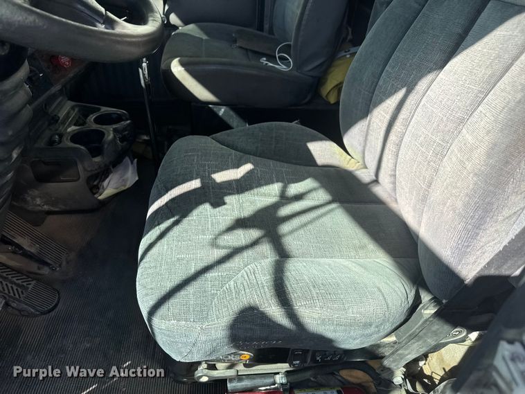 image for item ET1705 2002 Kenworth T800 semi truck