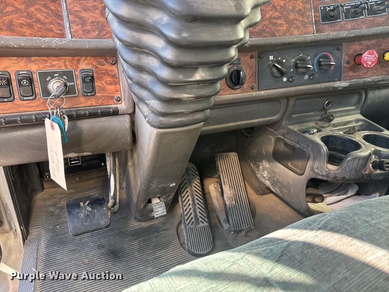 image for item ET1705 2002 Kenworth T800 semi truck