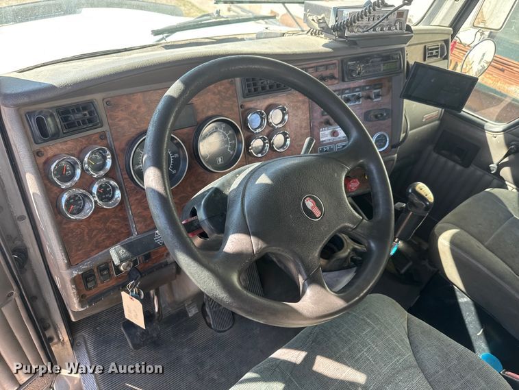 image for item ET1705 2002 Kenworth T800 semi truck