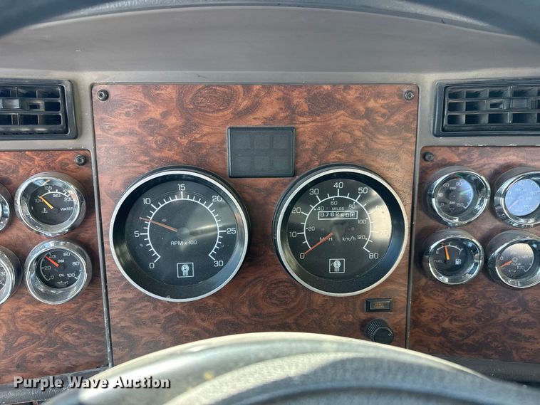 image for item ET1705 2002 Kenworth T800 semi truck