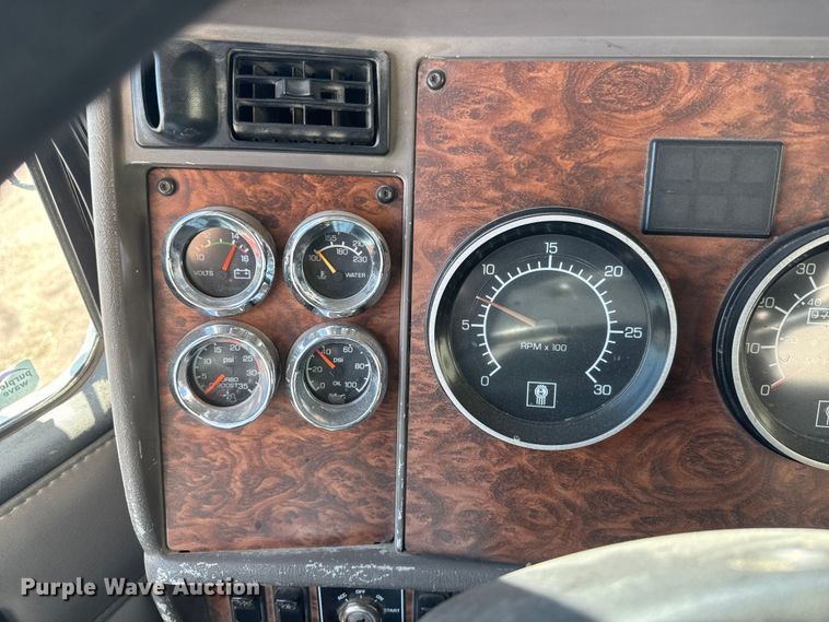 image for item ET1705 2002 Kenworth T800 semi truck