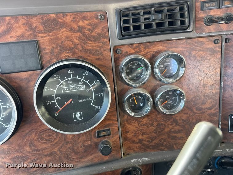 image for item ET1705 2002 Kenworth T800 semi truck