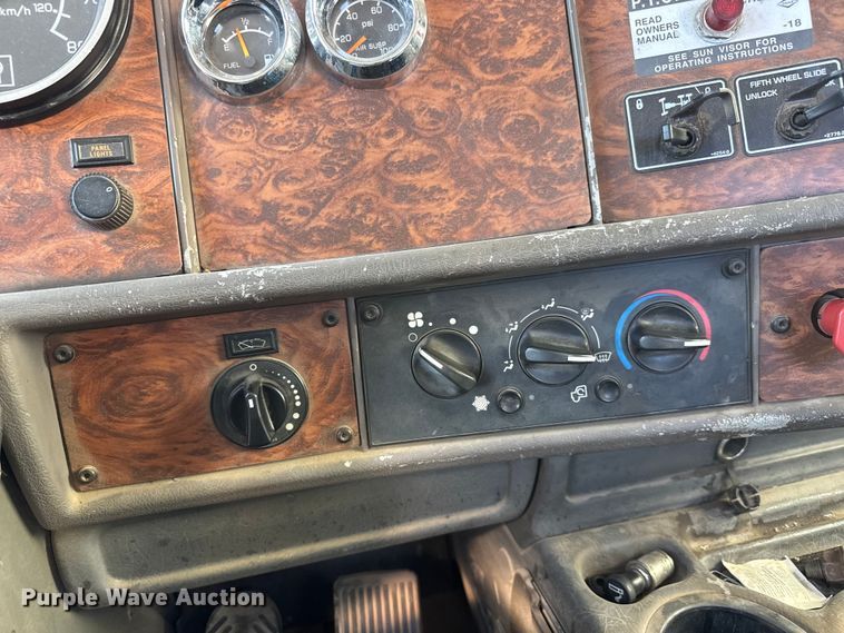 image for item ET1705 2002 Kenworth T800 semi truck