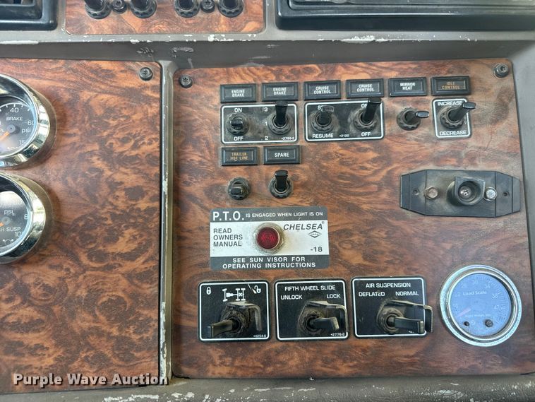 image for item ET1705 2002 Kenworth T800 semi truck