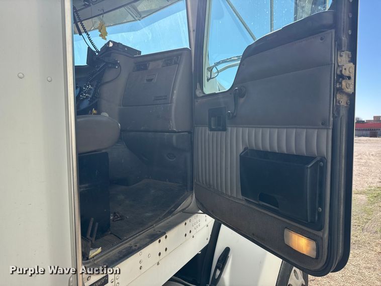 image for item ET1705 2002 Kenworth T800 semi truck