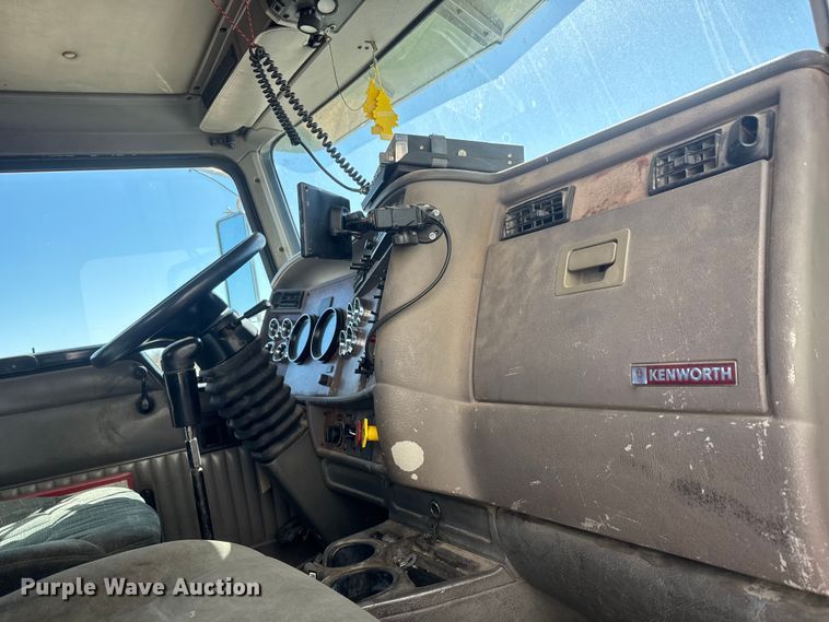 image for item ET1705 2002 Kenworth T800 semi truck