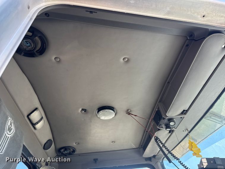 image for item ET1705 2002 Kenworth T800 semi truck