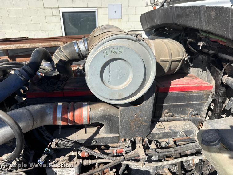 image for item ET1705 2002 Kenworth T800 semi truck