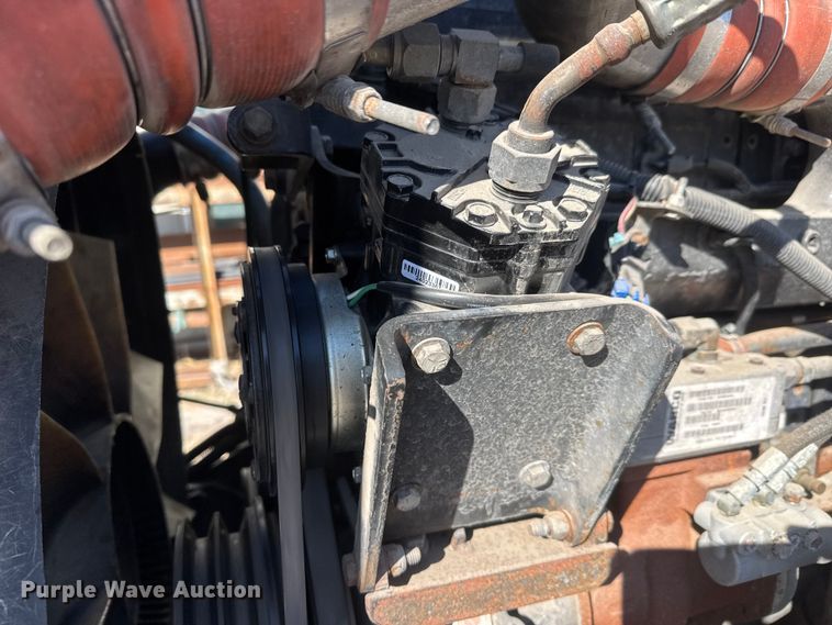 image for item ET1705 2002 Kenworth T800 semi truck