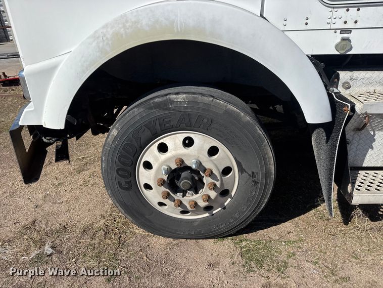 image for item ET1705 2002 Kenworth T800 semi truck