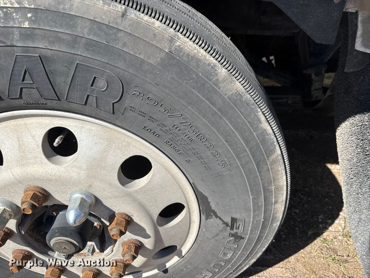 image for item ET1705 2002 Kenworth T800 semi truck