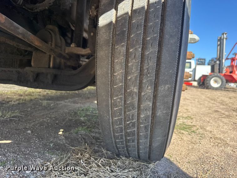 image for item ET1705 2002 Kenworth T800 semi truck