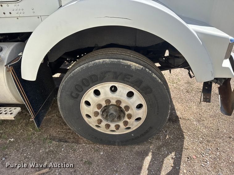 image for item ET1705 2002 Kenworth T800 semi truck