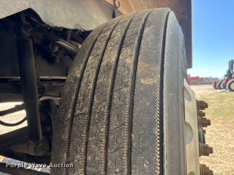 image for item ET1705 2002 Kenworth T800 semi truck