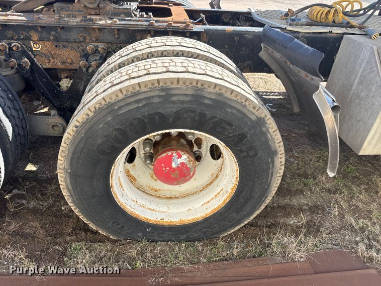 image for item ET1705 2002 Kenworth T800 semi truck