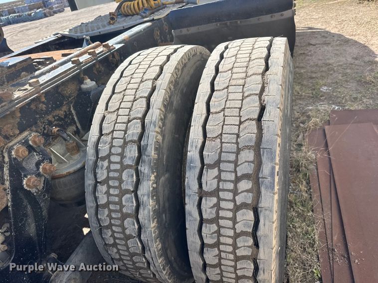 image for item ET1705 2002 Kenworth T800 semi truck