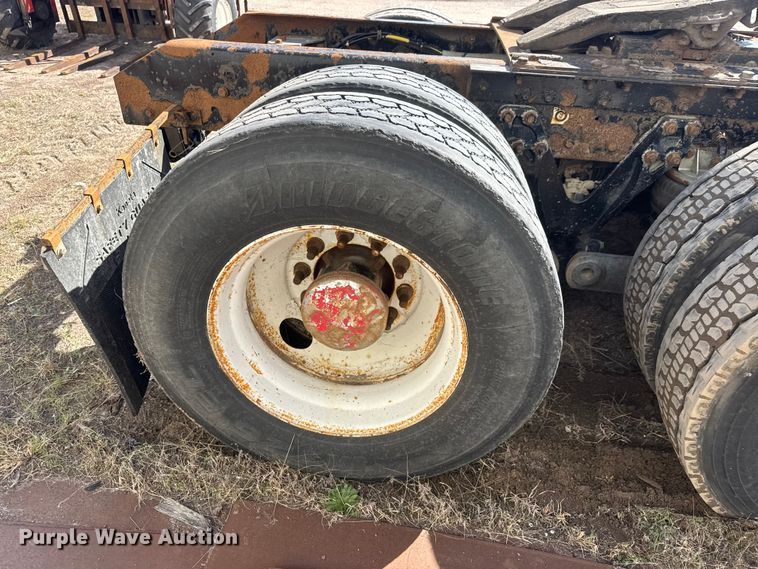 image for item ET1705 2002 Kenworth T800 semi truck