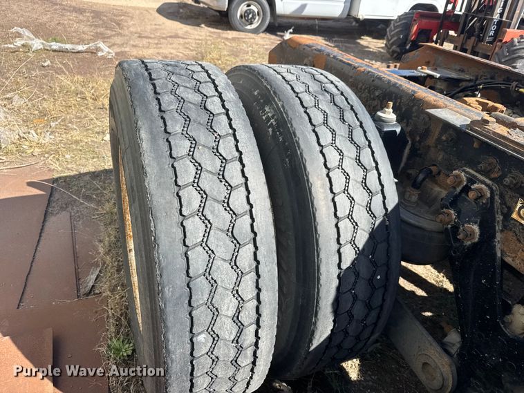 image for item ET1705 2002 Kenworth T800 semi truck