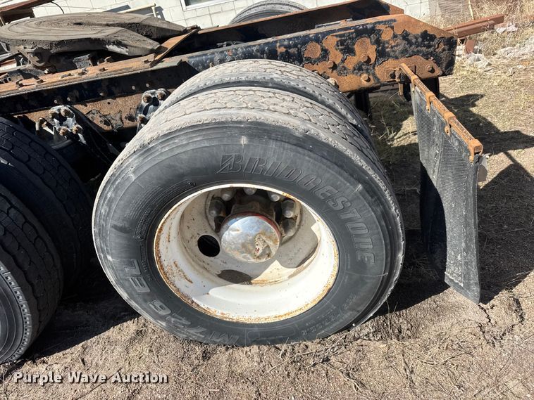 image for item ET1705 2002 Kenworth T800 semi truck