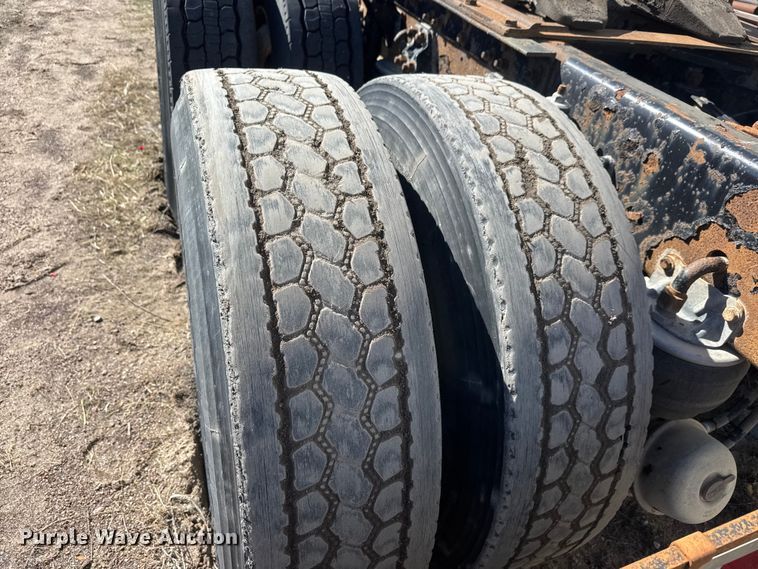 image for item ET1705 2002 Kenworth T800 semi truck