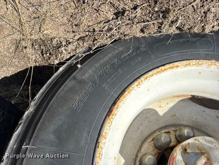 image for item ET1705 2002 Kenworth T800 semi truck