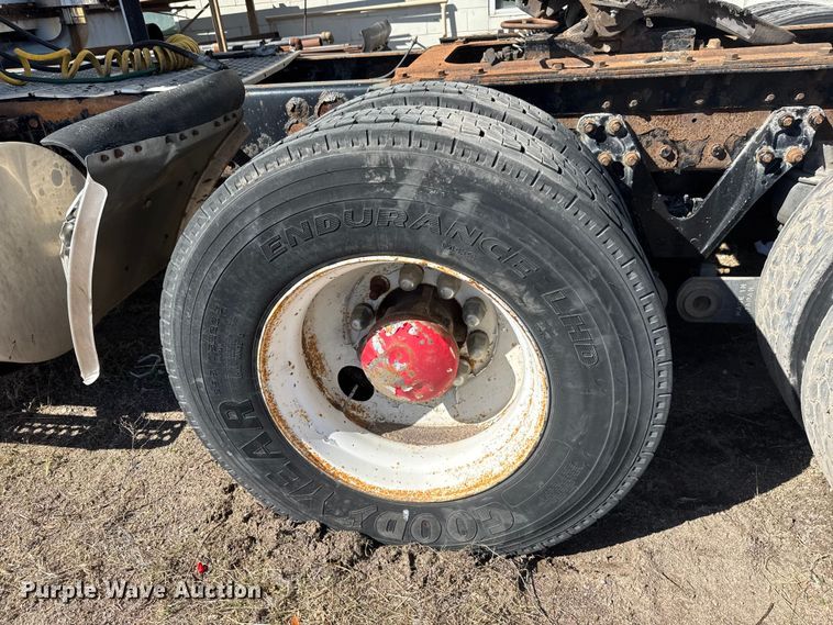 image for item ET1705 2002 Kenworth T800 semi truck