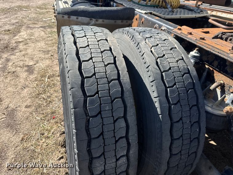 image for item ET1705 2002 Kenworth T800 semi truck