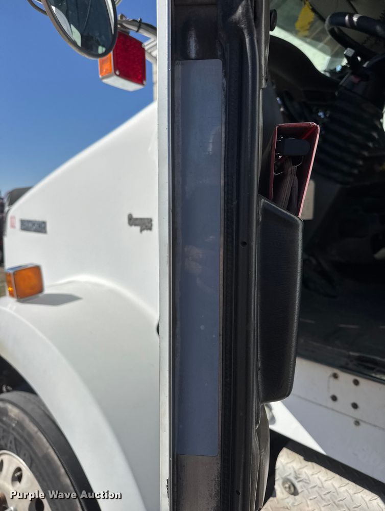 image for item ET1705 2002 Kenworth T800 semi truck