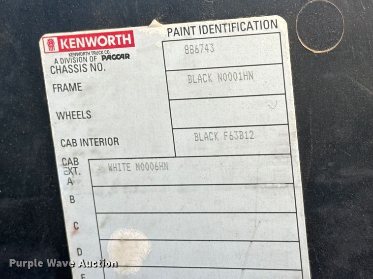 image for item ET1705 2002 Kenworth T800 semi truck