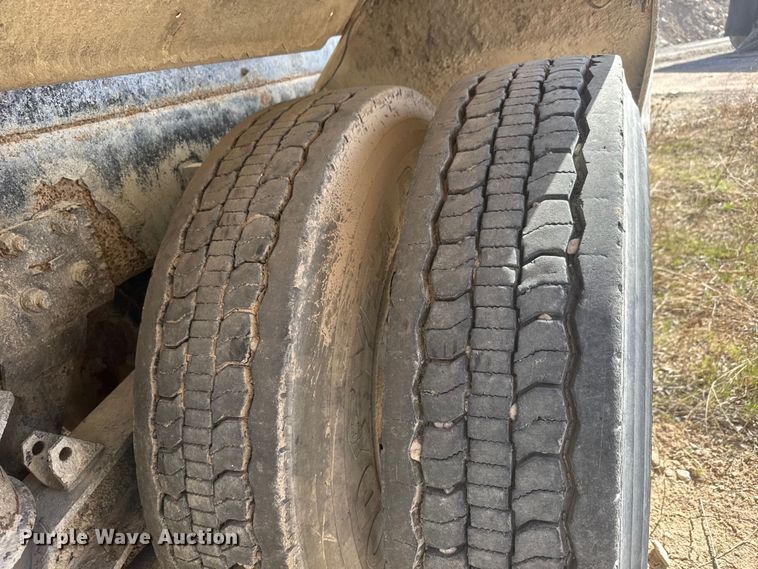 image for item ET1707 2006 Kenworth W900B ready mix truck