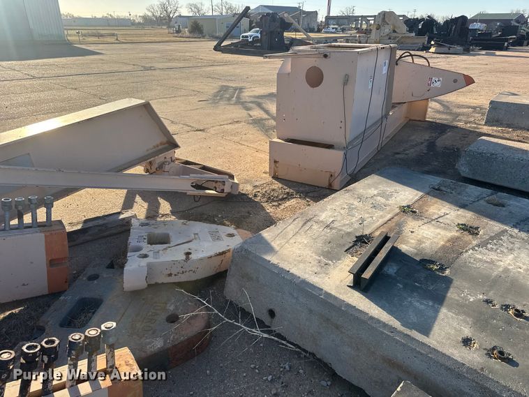 image for item ET1741 2009 Lufkin C-320D-305-100 pump jack