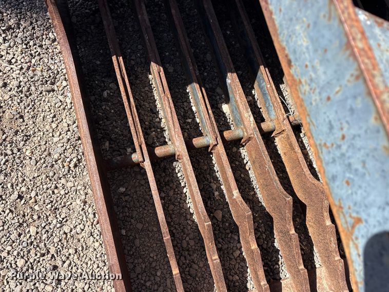 image for item EU0359 Skid steer grapple bucket