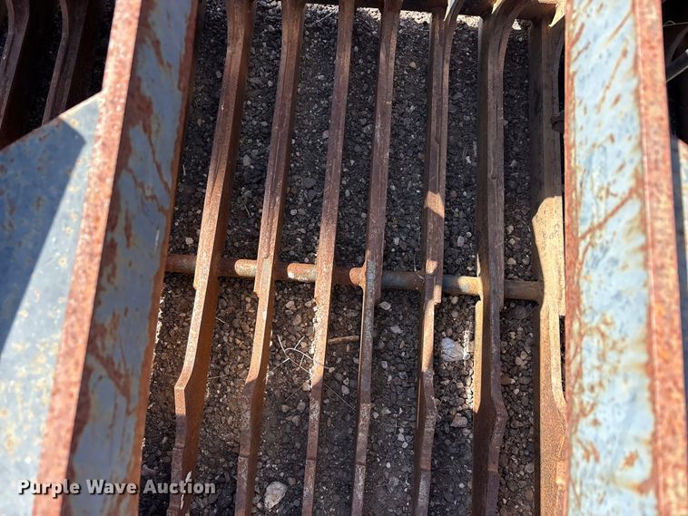 image for item EU0359 Skid steer grapple bucket