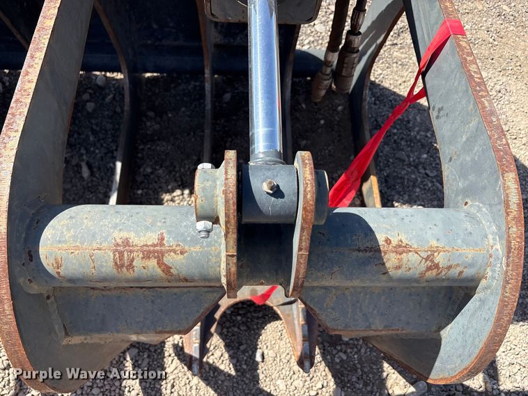 image for item EU0360 Bobcat GRPL 72 Root skid steer grapple bucket