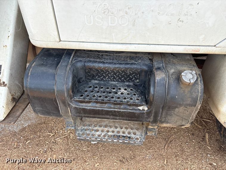 image for item EU0475 2001 International 4700 bucket truck