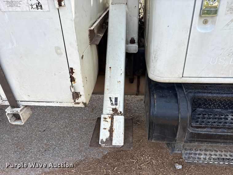 image for item EU0475 2001 International 4700 bucket truck