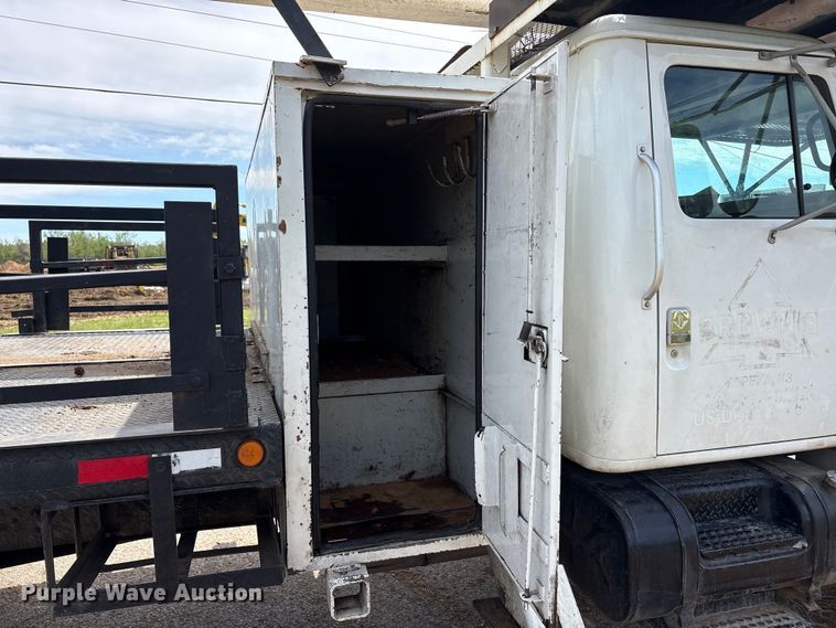 image for item EU0475 2001 International 4700 bucket truck