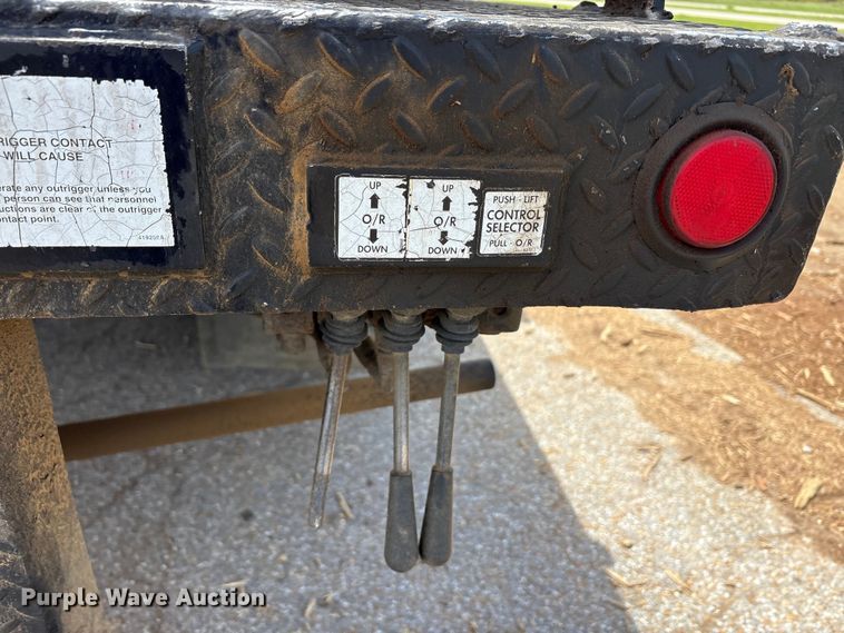 image for item EU0475 2001 International 4700 bucket truck