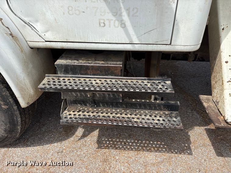 image for item EU0475 2001 International 4700 bucket truck