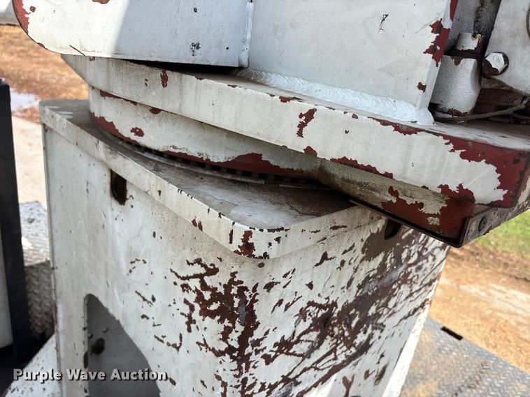 image for item EU0475 2001 International 4700 bucket truck