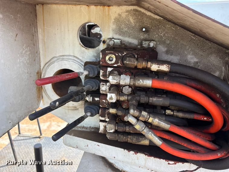 image for item EU0475 2001 International 4700 bucket truck